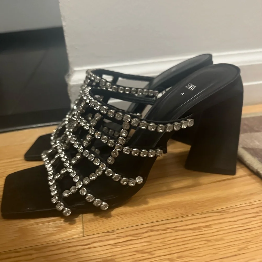 NWT Zara Embellished Heel - Picture 2 of 2